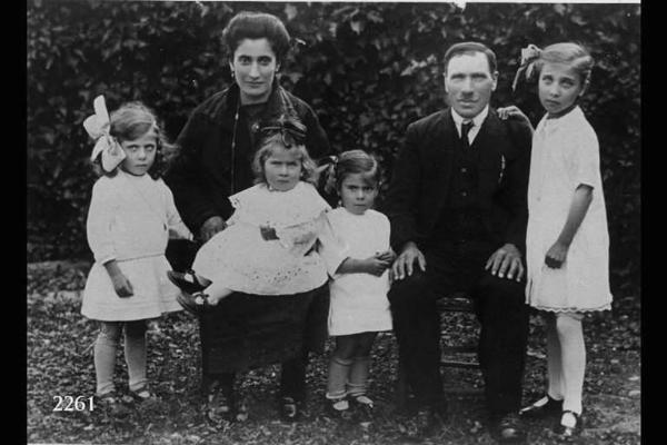 Luigi Salvi con la moglie Rosalia e 4 figli.