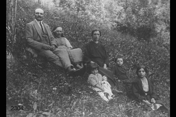 Famiglia Nardi. Angelo, la madre adottiva Cristofora, la moglie Elisa, i figli Lucia (con la bambola proveniente dall'America dono di uno zio), Dino e Dina.