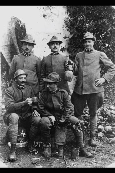 Gruppo di militari; Angelo Nardi posa con l'elmetto.