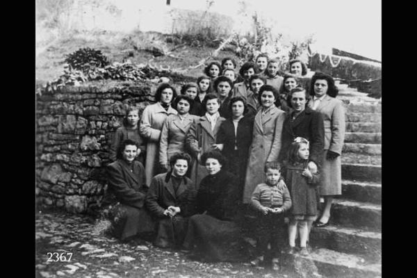 Gruppo di giovani donne. Festa per la visita pastorale del vescovo di Bergamo Adriano Bernareggi. - Posa frontale in esterno a figura intera.