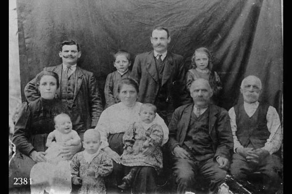 Famiglia Maconi. Il nonno Antonio Maconi col fratello Costante, i figli Emilio con la moglie Maria, Antonio con la moglie Caterina Rota. I bimbi: in alto Emilio e Maria, in basso Adolfo, Aldo, Romeo.