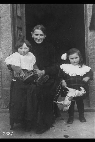 Teresa Vanoli con i nipotini Giuseppe Mazzoleni Ferracini e Flora. La bimba ha un cavallino di legno.