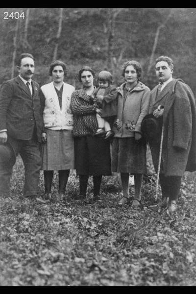 Ritratto di gruppo con Guerino Brumana, Teresa Maconi, Angela Maconi, Maria Brumana, Giovanni Maconi.