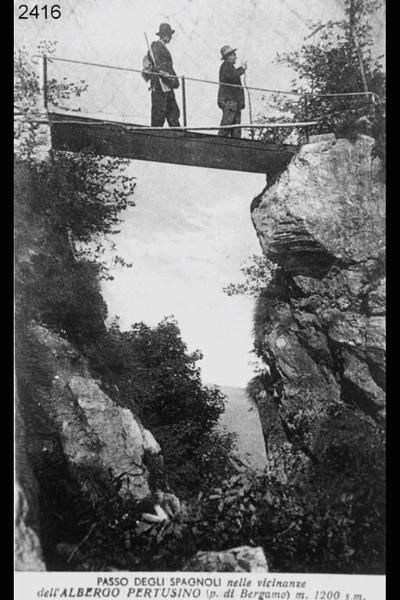 Su di un ponte sospeso di legno, a sinistra Amedeo Vanoli, a destra Agostino Mazzoleni.