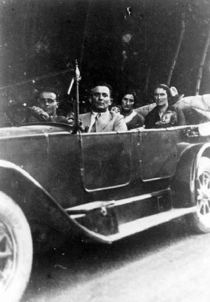 Posano in un'auto decapotata: alla guida Pietro Maconi, accanto Pietro Mazzoleni, dietro Teresa e Angela Maconi.