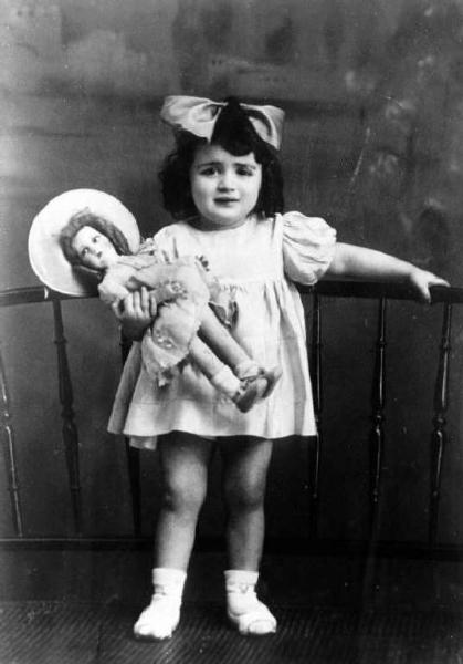 La bambina Giuliana Mazzoleni.