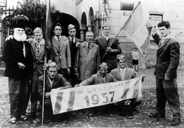 Ritratto di gruppo. Coscritti del 1937. Il primo a sinistra è Carlo Brumana detto "Carl di Brcc".