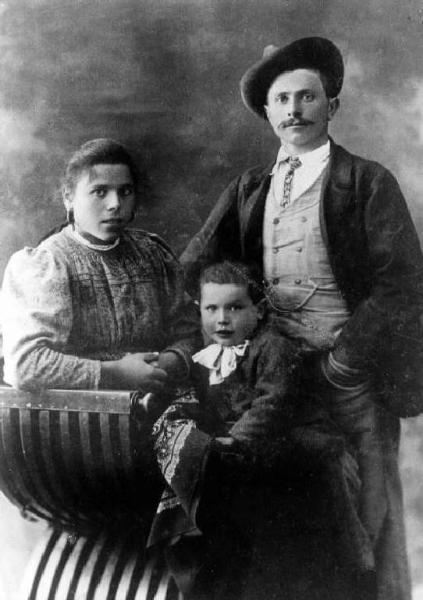 Giovanni Maconi con la moglie Angela e il figlio Bernardino.