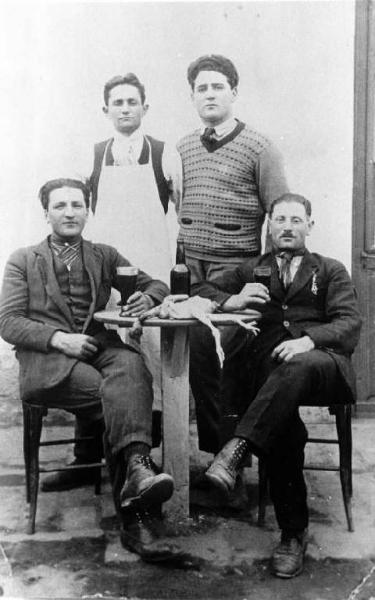 Ritratto di Pasquale Canella, Pietro Cassotti e, seduto a destra, Carlo Bugada. Emigranti a Villa del Rosario di Cordoba (Argentina).