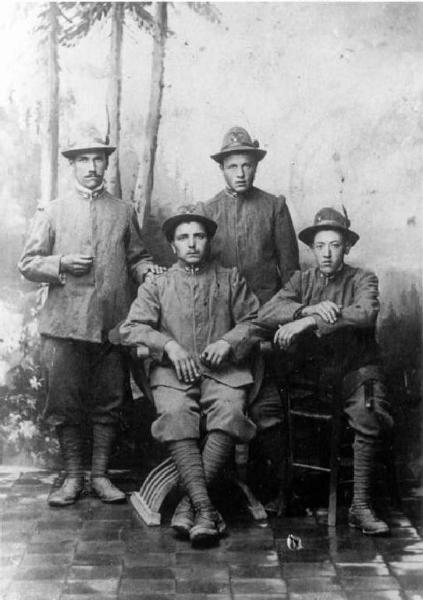 In piedi Rodolfo Invernizzi di Brumano, seduti Annibale Invernizzi e Attilio Melodramma. Alpini. Posa in studio.