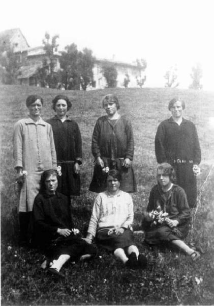 Ragazze Locatelli.. Posa in un prato.