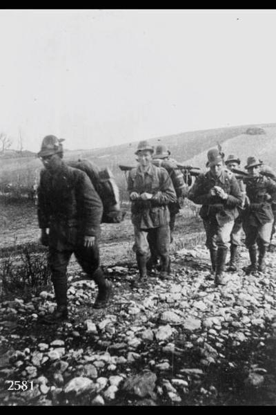 Il 1° Giovanni Zuccala durante la guerra. 1940-45. Gruppo di alpini lungo strada di campagna.