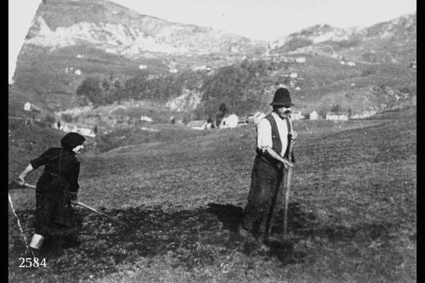 Giovanni Zuccala e Giovanna Angiolini di Bru. Zappatori in un campo.