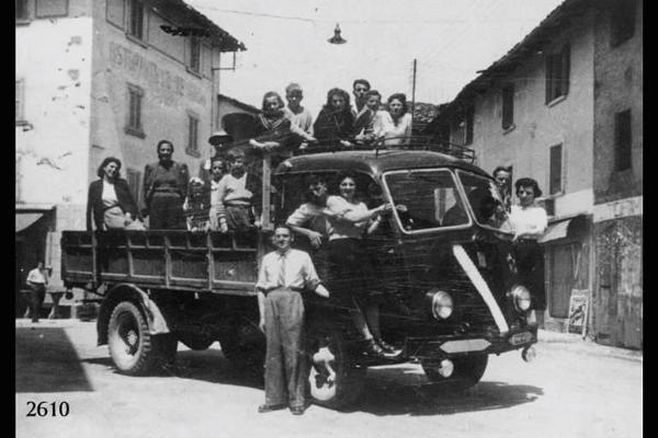 Ritratto di gruppo sul camion prima della partenza per il pellegrinaggio al Santuario della Madonna della Cornabusa.