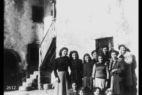 Famiglia Zuccala. Posa in esterno davanti ad edificio rustico.