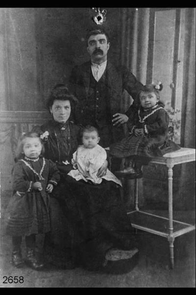 Luigi Lombrici con la moglie Maria Rota e tre figli: Mary, Emilio, Erminia.