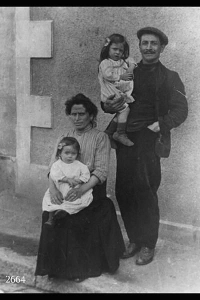 Giovanni Rota, la moglie Maria Vitari, le figlie Maddalena e Teresa. - Posa in esterno.