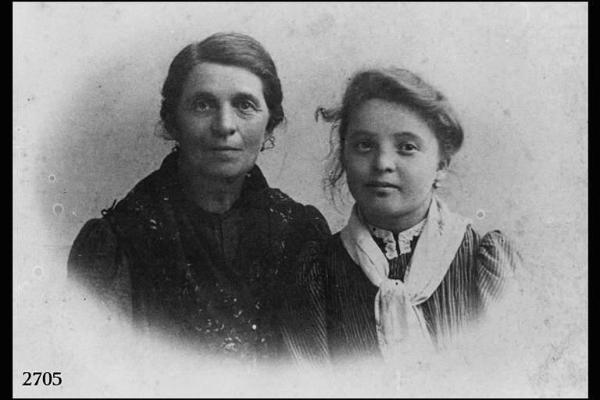 Antonia Mazzucotelli con la figlia Maria Indalizio - Posa in studio a mezzobusto.