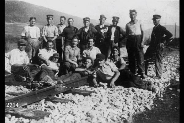 Lavoratori valdimagnini a Bienne, Svizzera. - Ferrovia Bienne - La Chaux de Fonds." - Parte del gruppo accovacciata o coricata sulle rotaie.