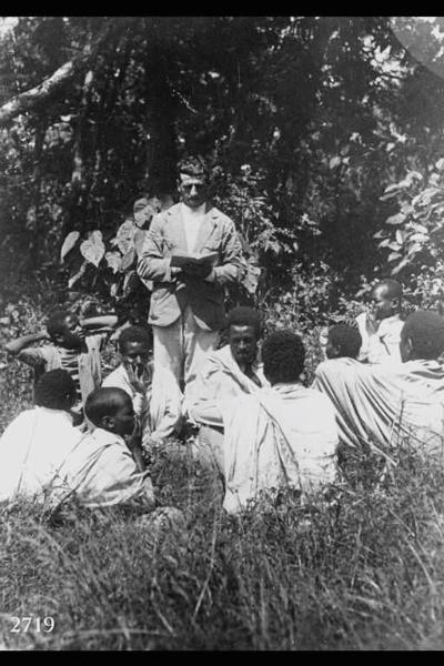 Frate Isaia Roncalli insegna catechismo. - Istantanea in esterno.