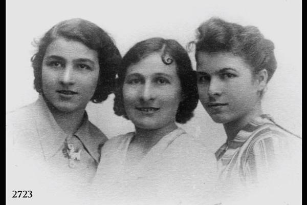 Ritratto delle sorelle Teresa, Antonietta e Maria Indalizio.