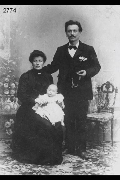 Ritratto di Francesco e Aurelia Pellegrinelli con il figlio Giovanni.