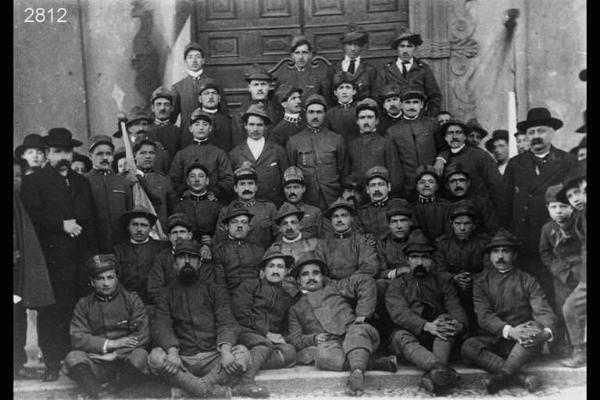 Inaugurazione monumento ai Caduti della prima Guerra mondiale. A sinistra, con i baffi, Valentino Rota, a destra con il cappello Carlo Moscheni, sindaco di Rota Fuori.