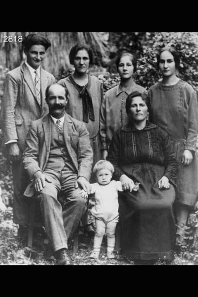 Ritratto di gruppo. Famiglia Gritti. In piedi: Manilio, Giovanna, Carolina, Martina. Seduti: Giuseppe e Rosa. Battista il bambino.