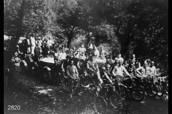 Raduno motociclistico in occasione della "Festa della Leonessa d'Italia". Il quarto motociclista in prima fila è Mario Quarenghi.