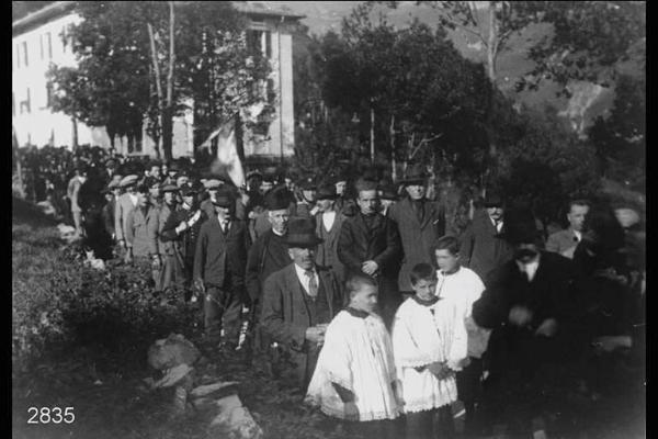 Processione per l'ingresso del nuovo parroco di Rota Fuori, don Angelo Mazzoleni. Alla sua sinistra Alessandro Mazzucotelli, artista del ferro battuto e podestà di Rota.