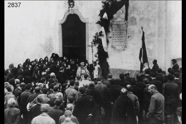 Inaugurazione della lapide ai Caduti. Il parroco don Francesco Mazzoleni.