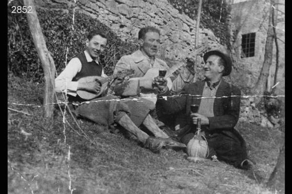 Gino Manzoni, Ettore Cornali, Nicola Manzoni posano con un mandolino e una chitarra.