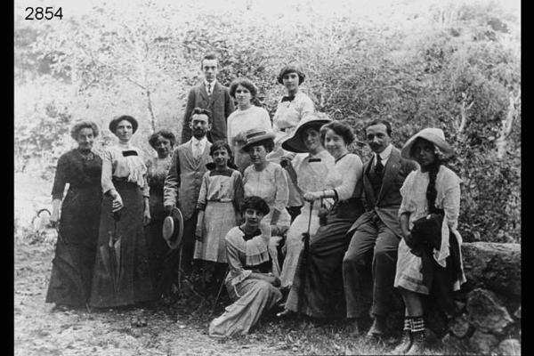 Gruppo in gita. Al centro, con cappello largo, Fausta Tondini e accanto a lei con l'ombrellino Emma Locatelli, seduto Carlo Tondini.