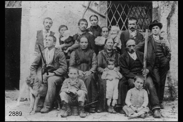 Casa Mazzucotelli. In prima fila i bimbi: Giovanni, Maria, Antonio. In seconda fila: Ottavio con il fucile, Palmina, Giovannina Salvi, Luigi con il fucile. In terza fila: Giovanni, Antonia Rota, Luigi, Lucia.