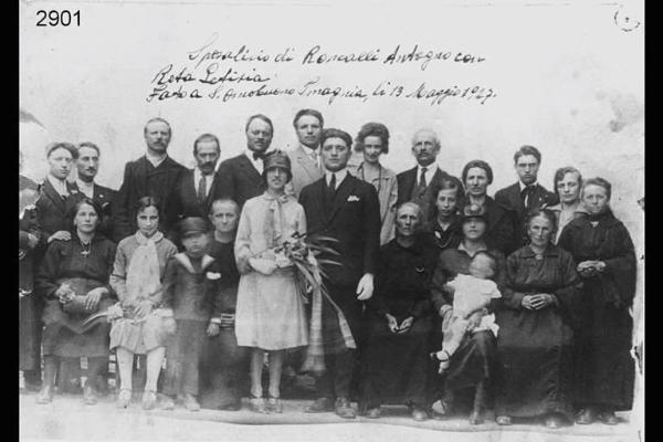 Nozze di Antonio Roncalli e Letizia Rota. Ripresa frontale in esterno a figura intera. Sulla stampa: "Sposalizio di Roncalli Antogno con / Rota - Letizia / Fato a S.Omobuono Imagnia, li 13 Maggio 1927.".