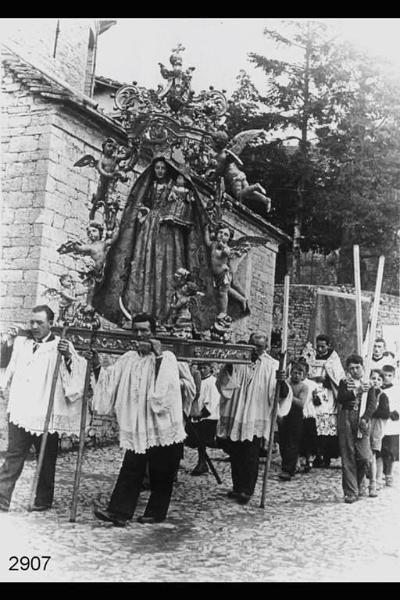 Festa della Madonna del Rosario. Istantanea in esterno processione con statua della madonna.