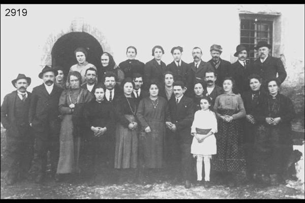 Nozze di [?] Dolci, di Mazzoleni, e Elisabetta Locatelli di Selino Alto soprannominata "furmighè" dal parroco perchè era sempre in movimento. Posa di gruppo in esterno.