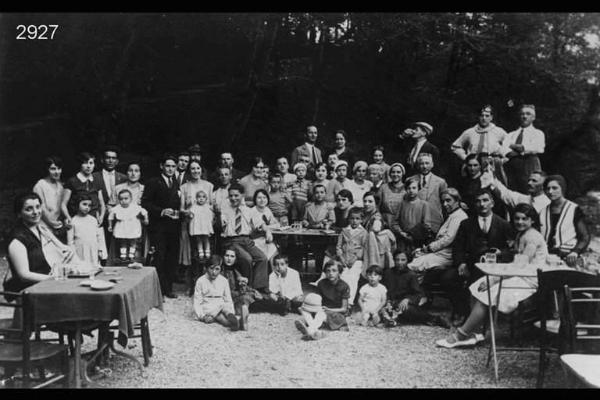 Gruppo di villeggianti alla fonte di S.Omobono.Ripresa frontale in esterno a figura intera.