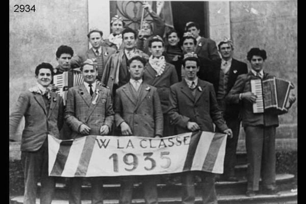 Classe 1935. Almenno.Ripresa frontale in esterno a figura intera.