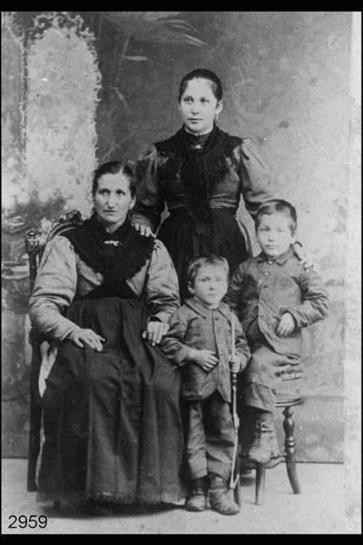 Maria Locatelli Masnada con i figli Carolina,Giuseppe, Rosalino. Selino Alto.Ripresa frontale in studio a figura intera.