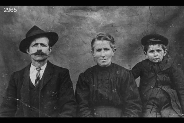 Famiglia Franchini Giovanni, Rosa, Clemente. Ripresa frontale in studio [?] a mezza figura.