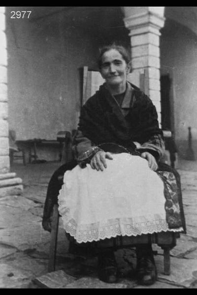 Elisabetta Frosio, a Colognola perpetua di don Dolci. Ripresa frontale in esterno a figura intera.