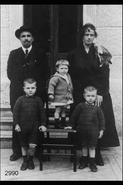 Giovanni Gavazzeni con la moglie Lina e figli davanti all'ingresso della villetta della centrale (Società elettrica - Orobia). Ripresa frontale in esterno a figura intera.