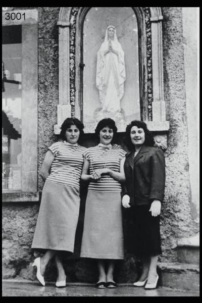 Ragazze di Valsecca. Ripresa frontale in esterno a figura intera.