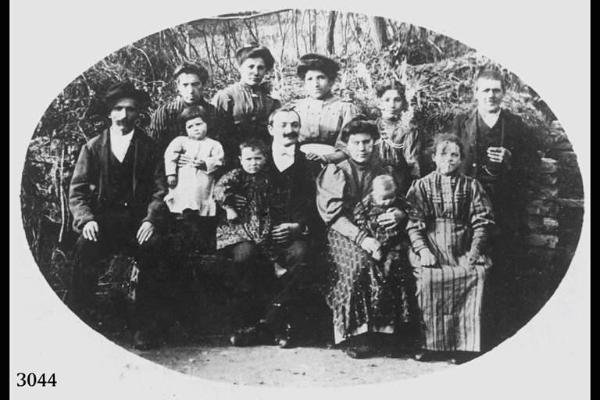 Nonna Caterina Carminati e parenti di Regorda, Corna. Ripresa frontale in esterno a figura intera.