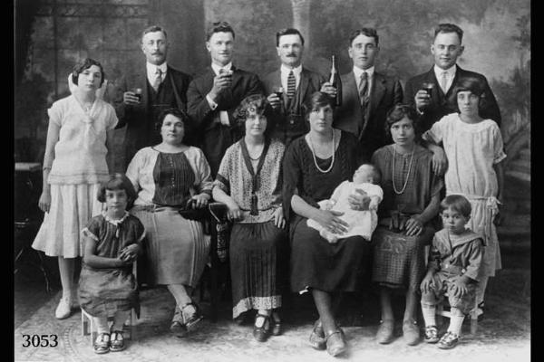 Famiglie Sigismondi e Rota. Fila in alto: - Battista Sigismondi, il 2° Marino il 3° Giuseppe il 4° Natale Rota." - Ripresa frontale in studio a figura intera. - [*]