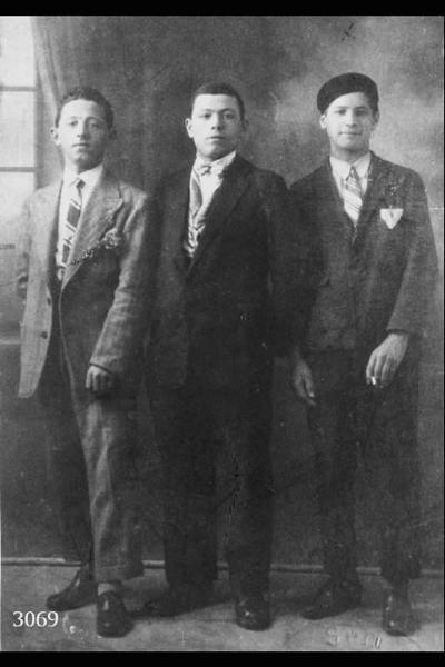 Fratelli Virginio, Luigi, Giovanni Bugada. Ripresa frontale in studio a figura intera.