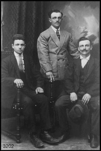 Fratelli Raffaele, Bernardo, Francesco Rota. Ripresa - frontale in studio a figura intera.