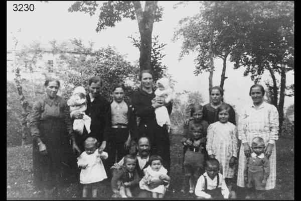 Famiglie Dadda. Località Cascutelli di Valsecca. - Ripresa frontale in esterno a figura intera.