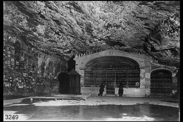 Grotta della Cornabusa. Cappella mariana con ex voto alle pareti di roccia. Santuario della Beata Vergine della Cornabusa.